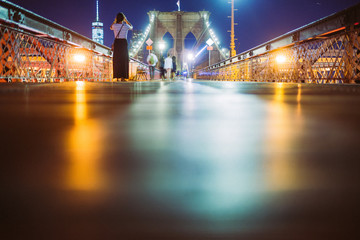 Obraz premium Frau an der Brücke