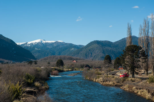 Malalcahuello y el ri&oacute; Cautin, soleado en invierno