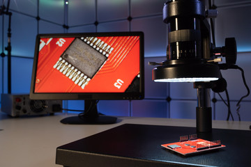 Inspection of the quality of silicon chips in the laboratory with a microscope