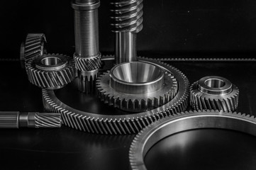 verschiedene Zahnr&auml;der aus Stahl Metal Silber nebeneinander platziert alle Zahnradarten mit dunklen Hintergrund