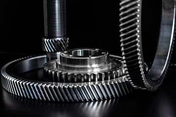 verschiedene Zahnräder aus Stahl Metal Silber nebeneinander platziert alle Zahnradarten mit...