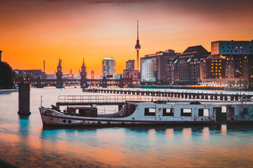 Horizon de Berlin avec la vieille épave de bateau dans la rivière Spree au coucher du soleil, Allemagne