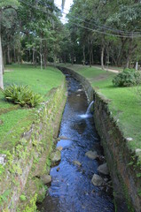 el rio sin agua en el jardin