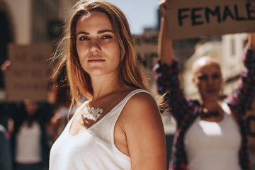 Strong young female activist protesting - obrazy, fototapety, plakaty
