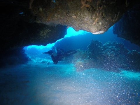 Buceo en la cabernadel mar cafribe en Isla Providencia, Colombia.