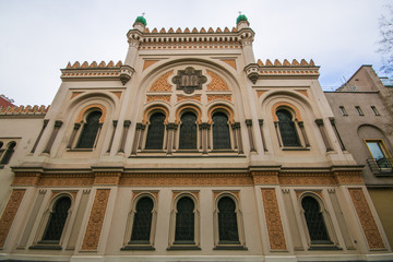 Fototapeta na wymiar Pittoresca facciata della sinagoga spagnola nel quartiere ebraico di Praga