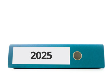 blauer liegender Aktenordner mit Beschriftung 2025 vor hellem Hintergrund