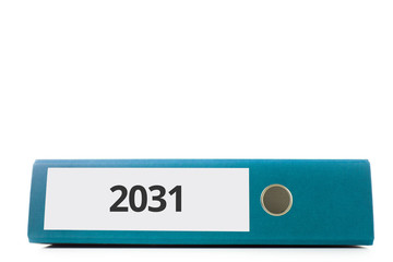 blauer liegender Aktenordner mit Beschriftung 2031 vor hellem Hintergrund