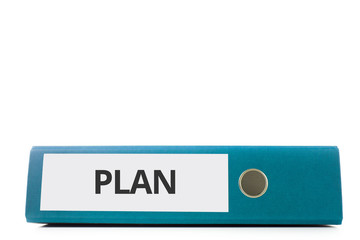 blauer liegender Aktenordner mit Beschriftung Plan vor hellem Hintergrund
