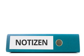 blauer liegender Aktenordner mit Beschriftung Notizen vor hellem Hintergrund
