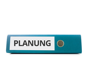 blauer liegender Aktenordner mit Beschriftung Planung vor hellem Hintergrund