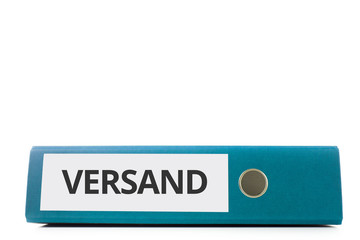 blauer liegender Aktenordner mit Beschriftung Versand vor hellem Hintergrund
