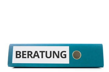 blauer liegender Aktenordner mit Beschriftung Beratung vor hellem Hintergrund