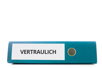 blauer liegender Aktenordner mit Beschriftung Vertraulich vor hellem Hintergrund