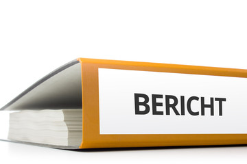 oranger Aktenordner gefüllt mit Papierseiten und Beschriftung Bericht liegend vor weißem...