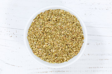 Estragon Gewürz Kräuter von oben Holzbrett