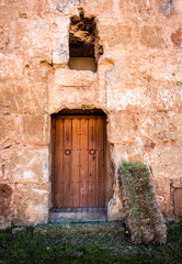 Fototapeta na wymiar Puertas castillo niebla en Huelva paredes y rocas madera antiguo