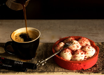 Quark-Sahne-Bällchen in einer Schüssel aus essbaren Teig und eine Tasse Mokka