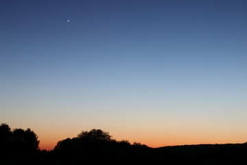 Fototapeta premium Der Mond taucht auf