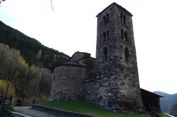 Fototapeta na wymiar torre de una antigua iglesia