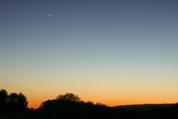 Fototapeta na wymiar Sonnenuntergang mit Mond