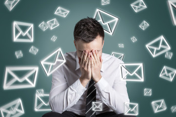Email Symbole wirbeln um einen überforderten Mann
