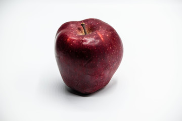 mela rossa su sfondo bianco