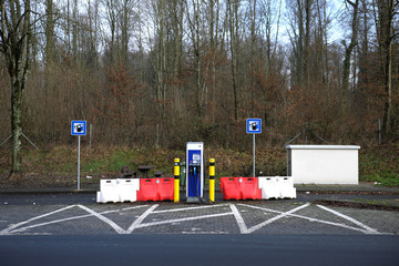 Ladestation für E-Autos an Autobahn-Parkplatz - Stockfoto