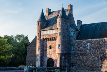 Fototapeta premium Wieżyczki i most zwodzony z XIV-wiecznego zamku de Trecesson w Lesie Paimpont