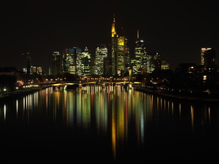 Fototapeta na wymiar Frankfurt Skyline Nacht Spiegelung