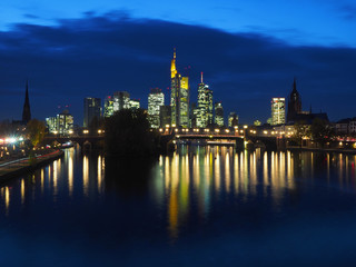 Fototapeta na wymiar Frankfurt Skyline Abenddämmerung