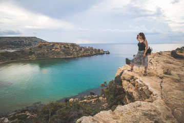 Naklejka premium Girl on top of a cliff