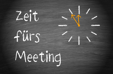 Zeit f&uuml;r das Meeting, mit Uhr oder Uhrzeit und Text auf Kreidetafel