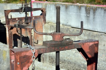 Compuerta de riego, acequia