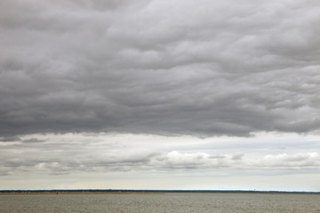 Obraz premium Storm clouds over the water