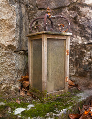 una lampada di legno abbandonata in un angolo  - 242198150