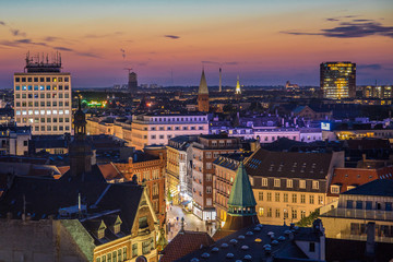 Abenddämmerung über der Stadt Kopenhagen im Sommer