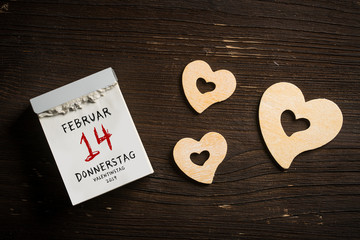 Abreißkalender mit Valentinstag 2019 auf Holzhintergrund 