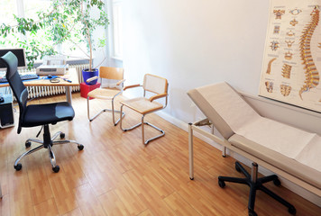Arztzimmer mit zwei Stühlen und Behandlungsliege