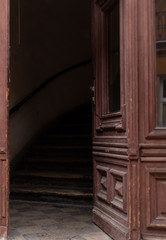 Fragment starych drewnianych drzwi do budynku - obrazy, fototapety, plakaty