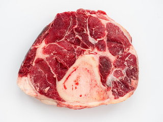 Rinderbeinscheibe auf weißem Hintergrund