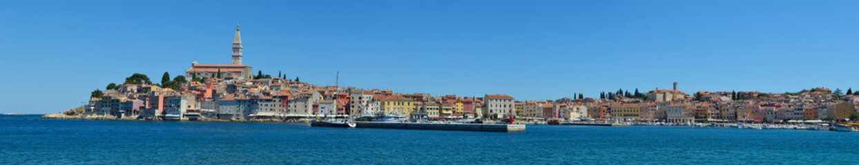 Obraz premium Panorama półwyspu starego miasta Rovinj z kościołem św. Eufemii na wybrzeżu Adriatyku Istria w Chorwacji.
