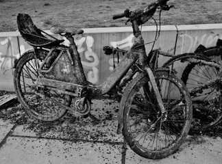 Obraz premium Fahrrad aus dem Wasser gefischt