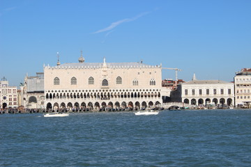 Naklejka premium cruise ship in venice