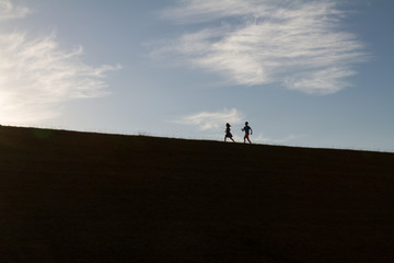 Kinder Silhouetten rennen 