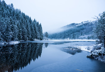See in norwegischer Schneelandschaft
