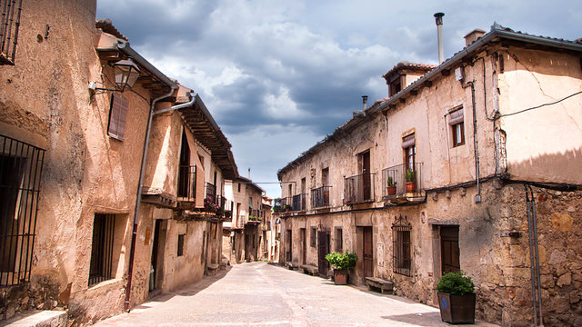 PANOR&Aacute;MICA DE CALLE PRINCIPAL CON CASAS DE PIEDRA ANTIGUAS EN EL PUEBLO DE PEDRAZA DE SEGOVIA