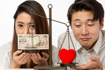 愛とお金を比較するカップル