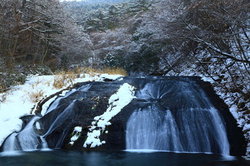 冬の釜淵の滝
