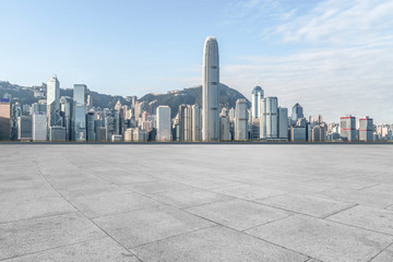 Obraz premium Empty marble floors and city views under the blue sky